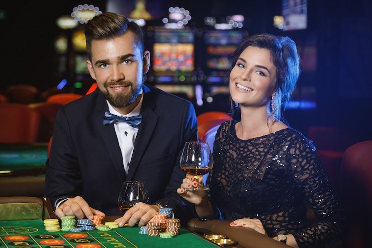 Meja Texas Poker baron4d dengan enam pemain, kartu komunitas, dan pot di tengah layar